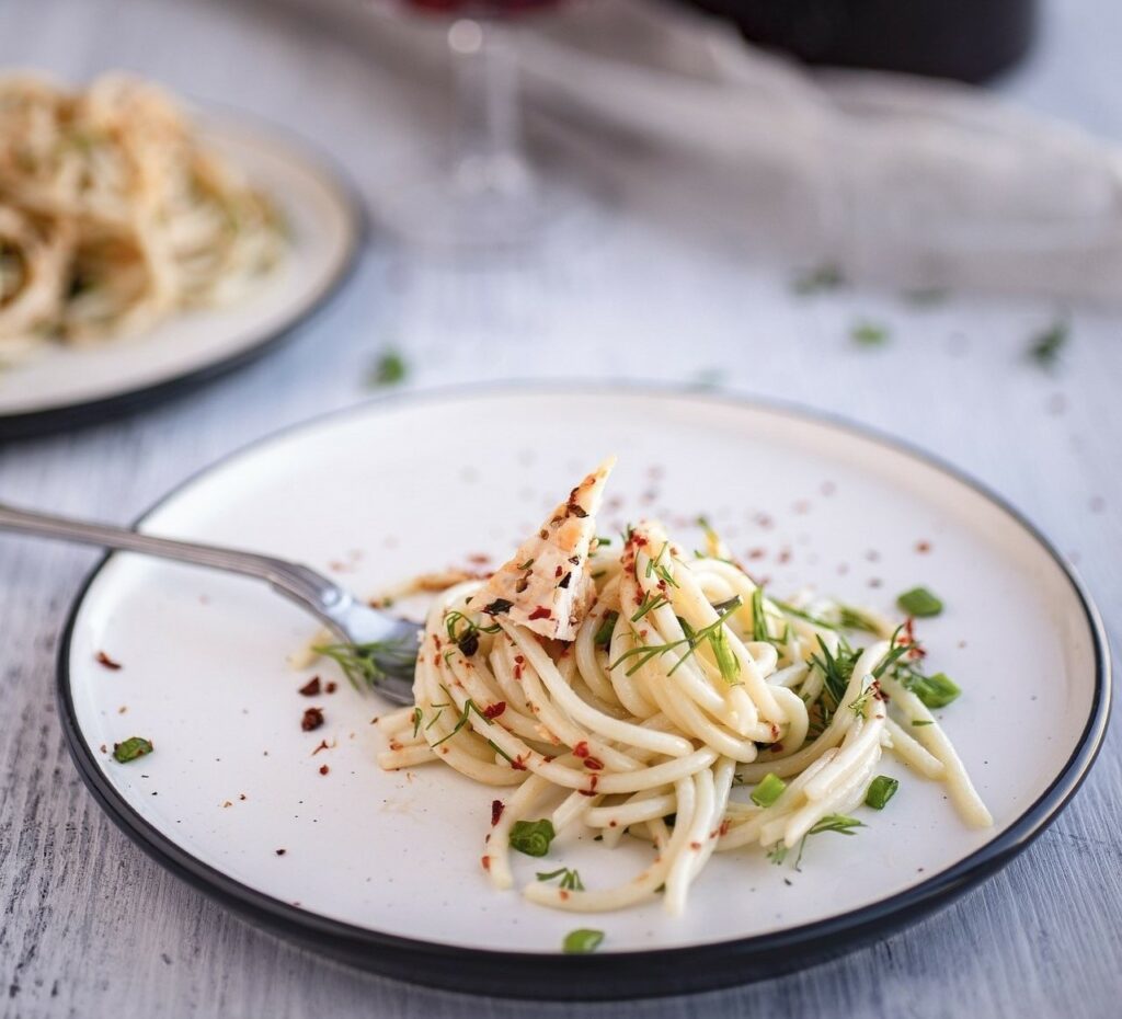 Delizioso cibo locale e piatti internazionali